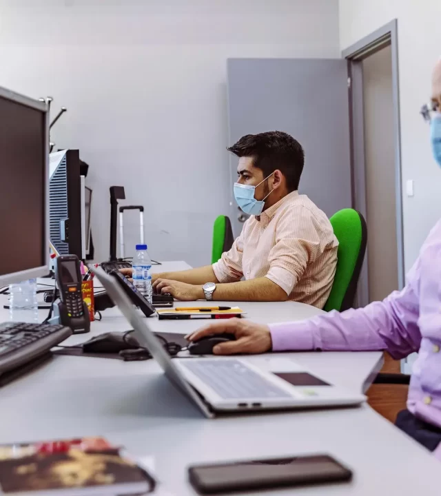 Pessoas a trabalhar ao computador